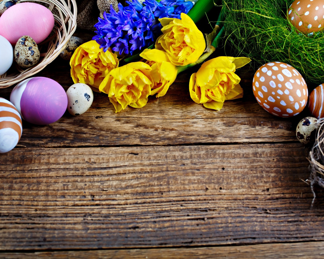 Крашеные яйца и весенние цветы на Пасху, фон для поздравительной открытки