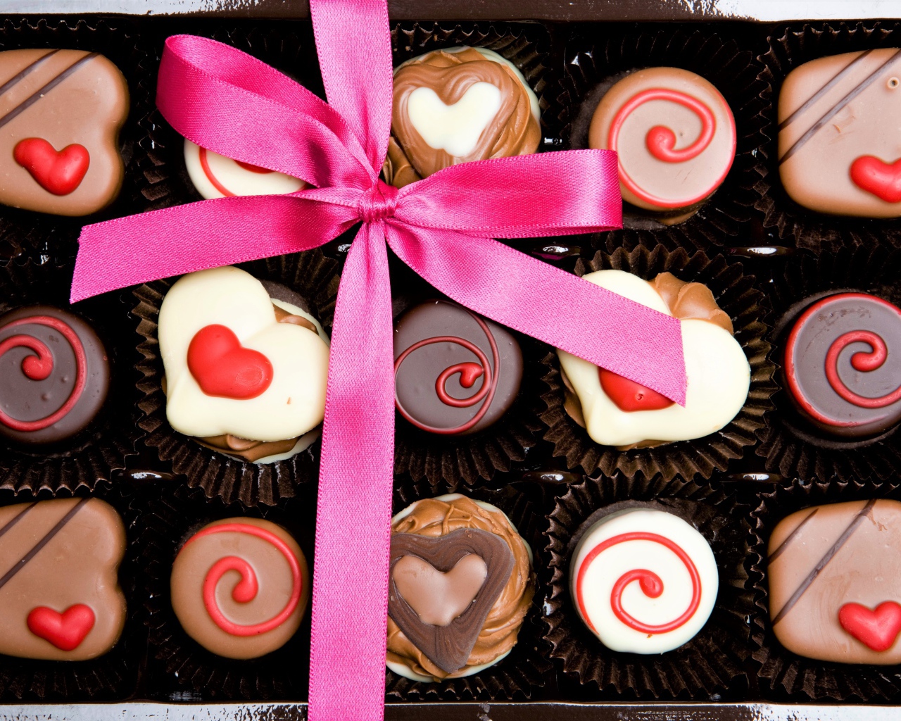 Шоколадные конфеты ассорти в подарок на День Святого Валентина 14 февраля