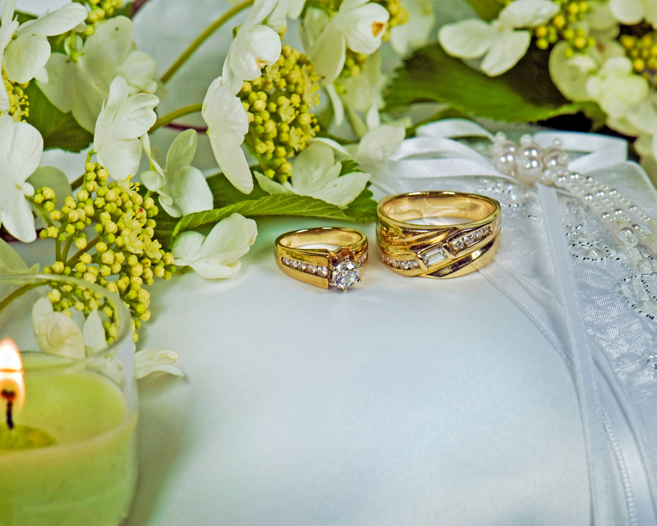 Два обручальных кольца на подушечке обшитой цветами