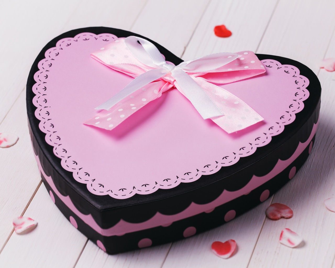 Большая подарочная коробка в форме сердца с розовым бантом