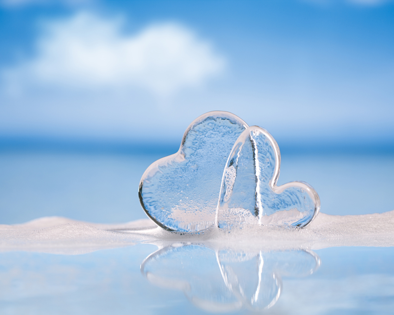 Два ледяных сердца на голубом фоне