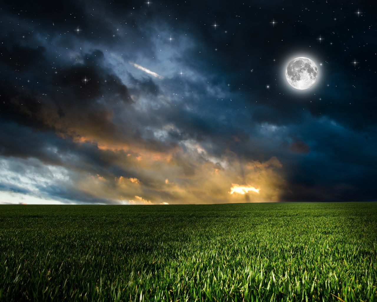 Зеленое поле под красивым небом с яркой луной ночью