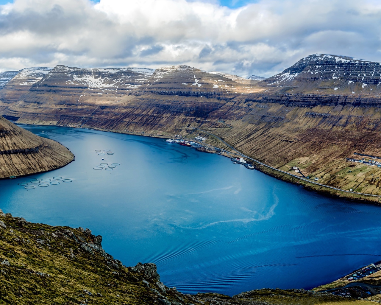 Озеро между гор под красивым небом, Фарерские острова
