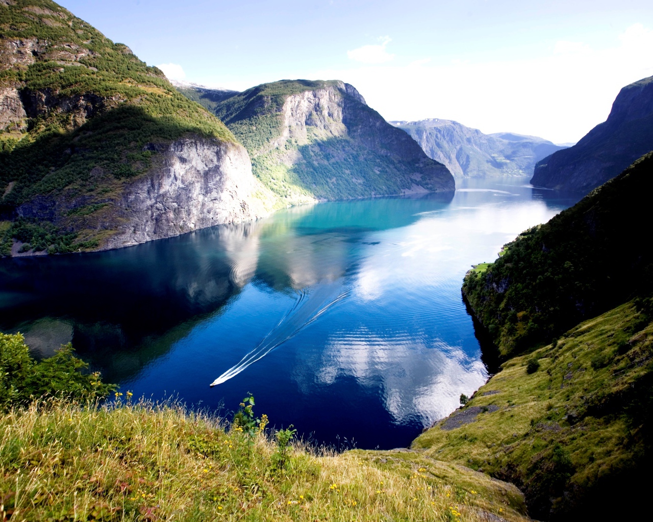 Нерёй-фьорд между горами под красивым голубым небом, Норвегия