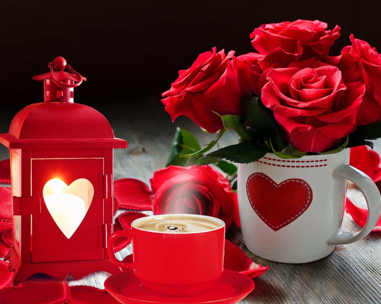 Букет красных роз в чашке на столе с фонариком и чашкой кофе