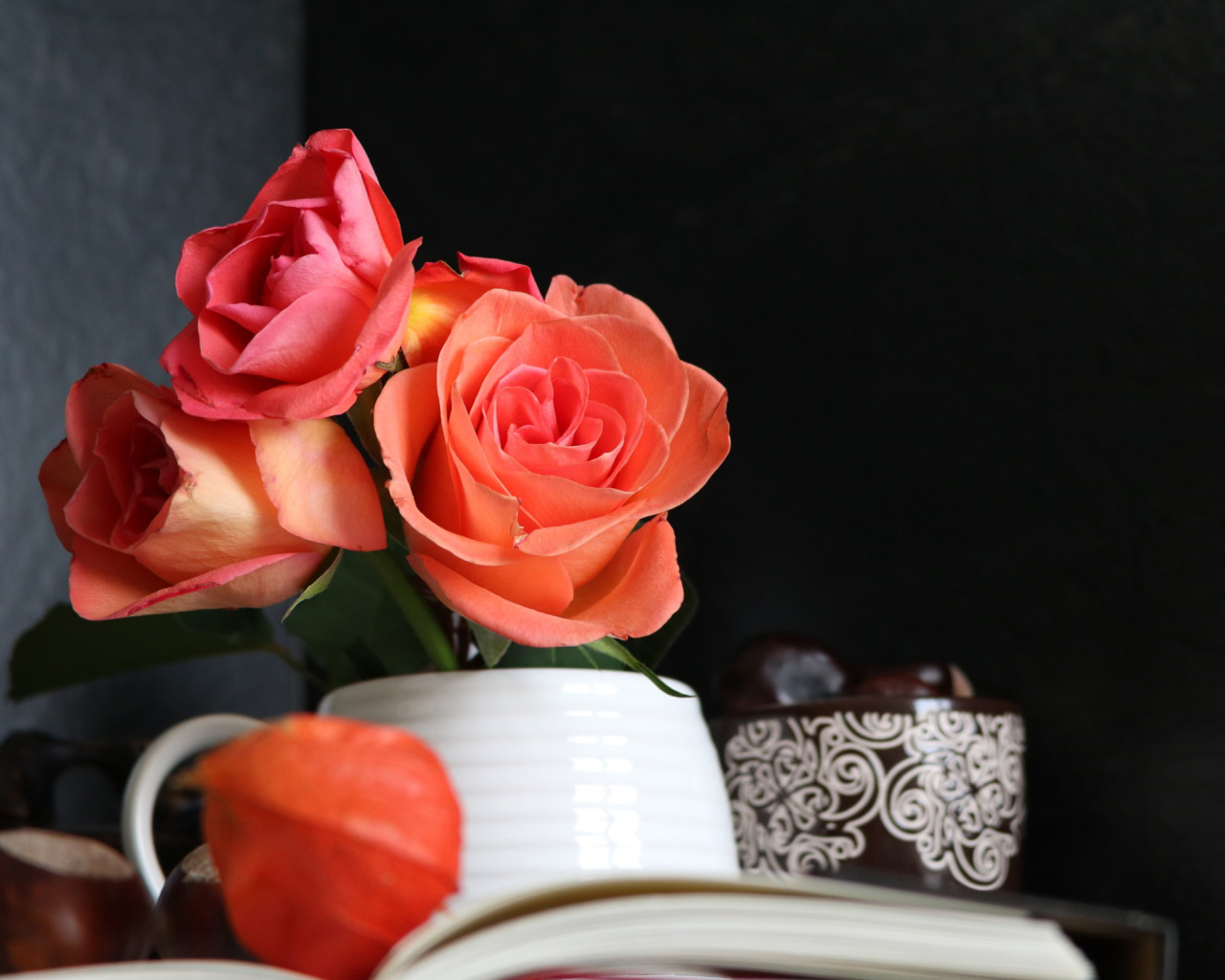 Букет роз в вазе на столе с книгой