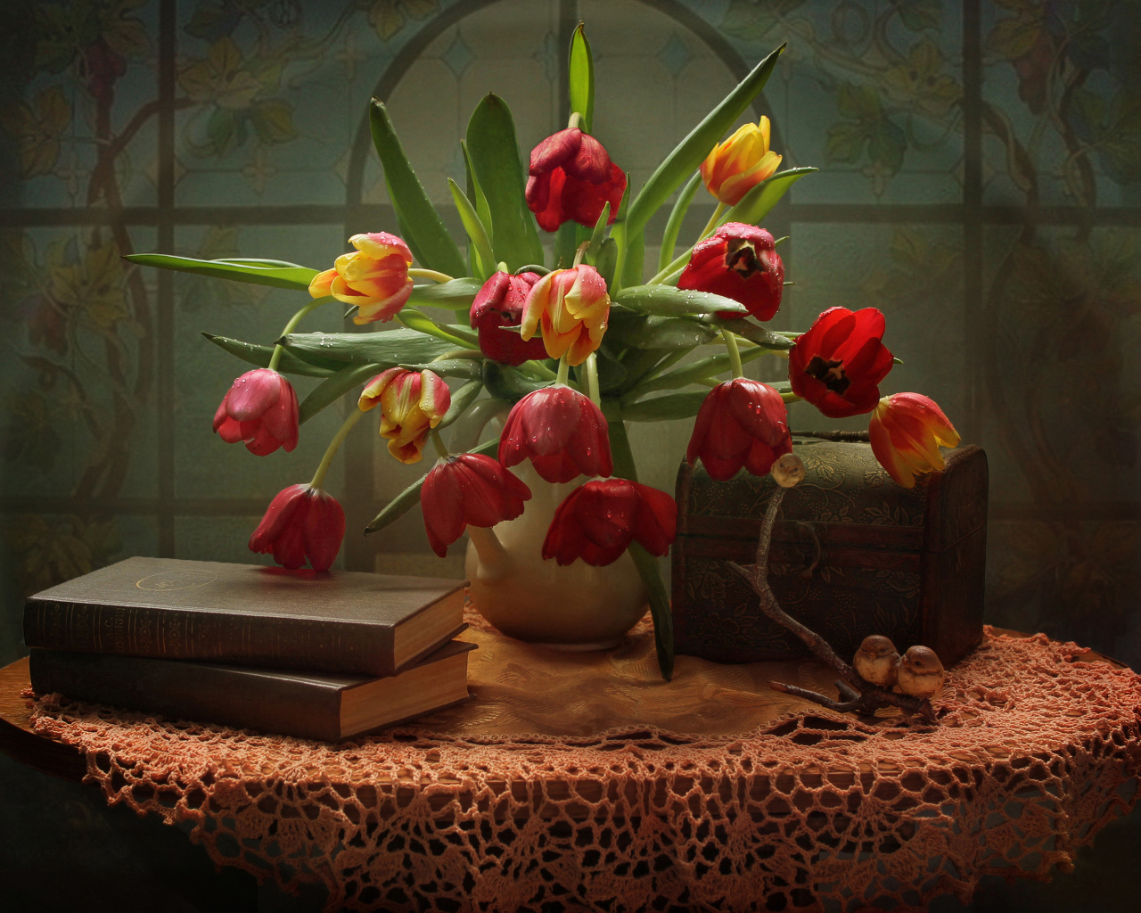 Букет тюльпанов на столе с книгами и шкатулкой