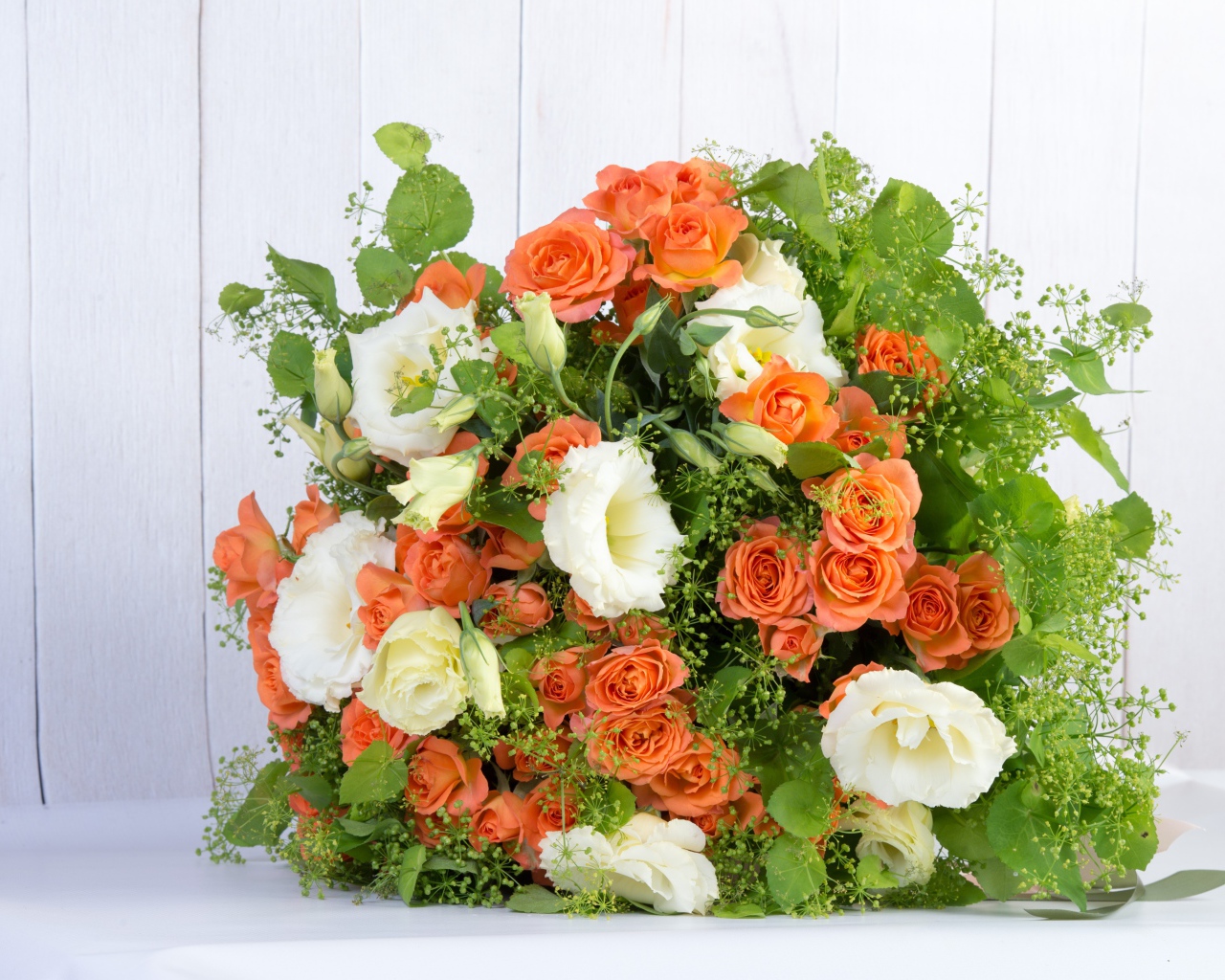Большой красивый праздничный букет оранжевых роз и цветов эустомы