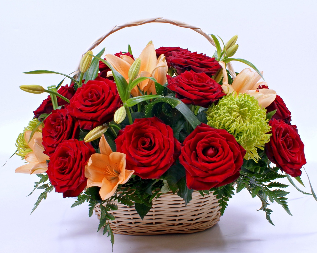 Корзина с цветами красной розы и лилии