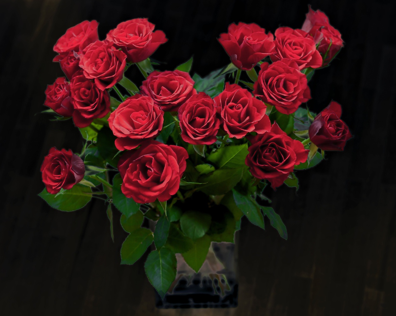 Красивый букет красных роз в вазе