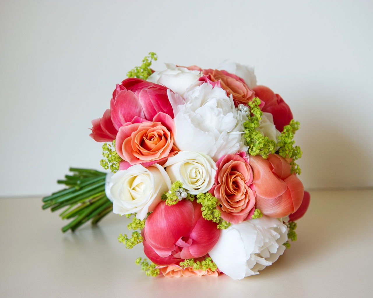 Красивый свадебный букет из цветов розы и пиона