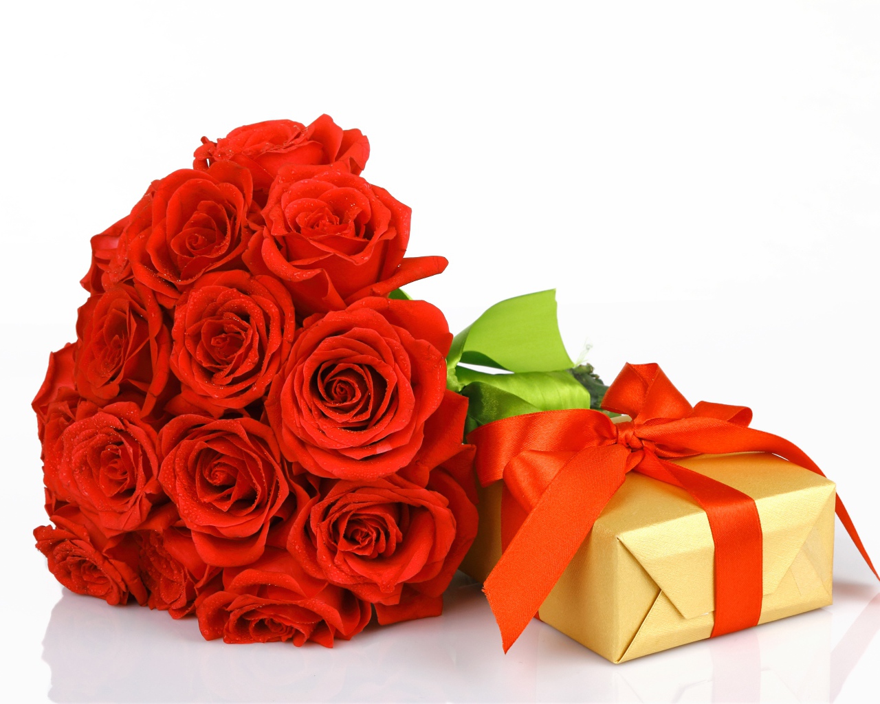 Букет красных роз с подарком на белом фоне