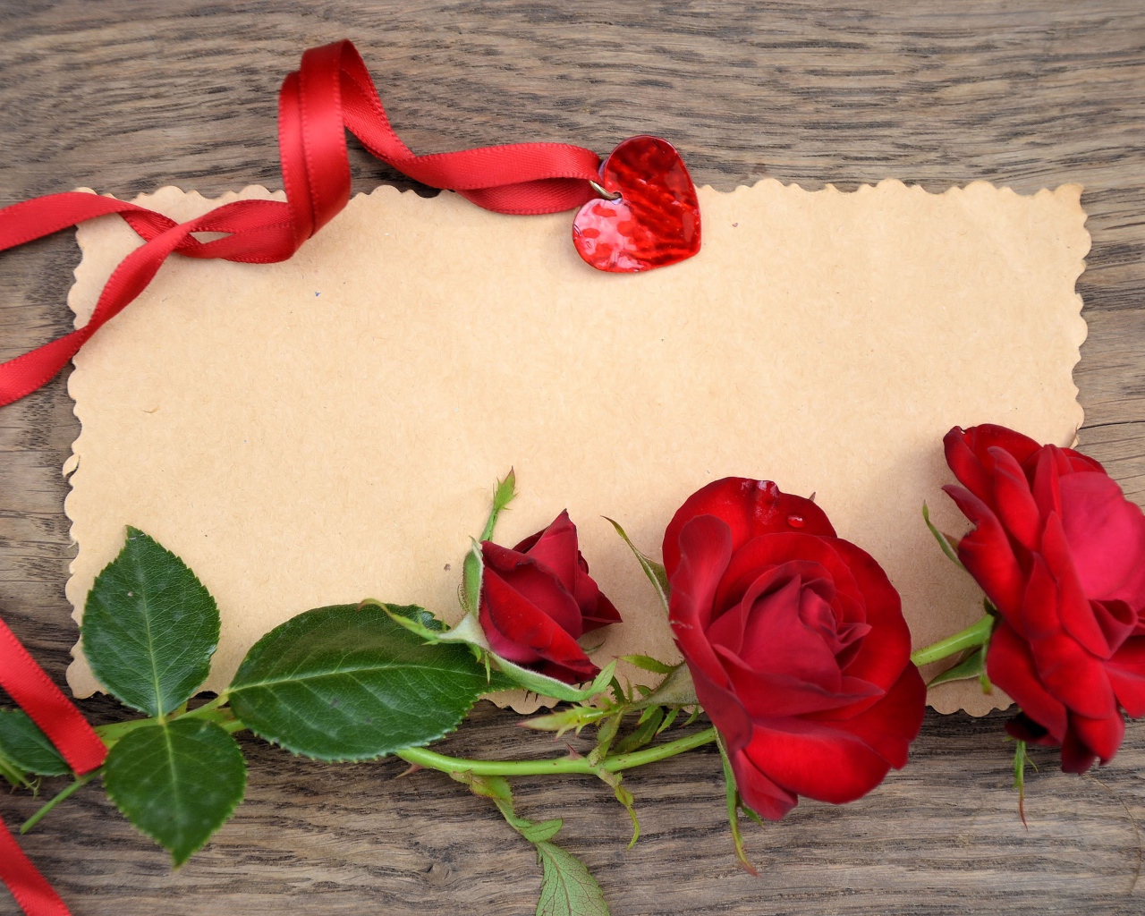 Красные розы и сердечко, фон для поздравительной открытки