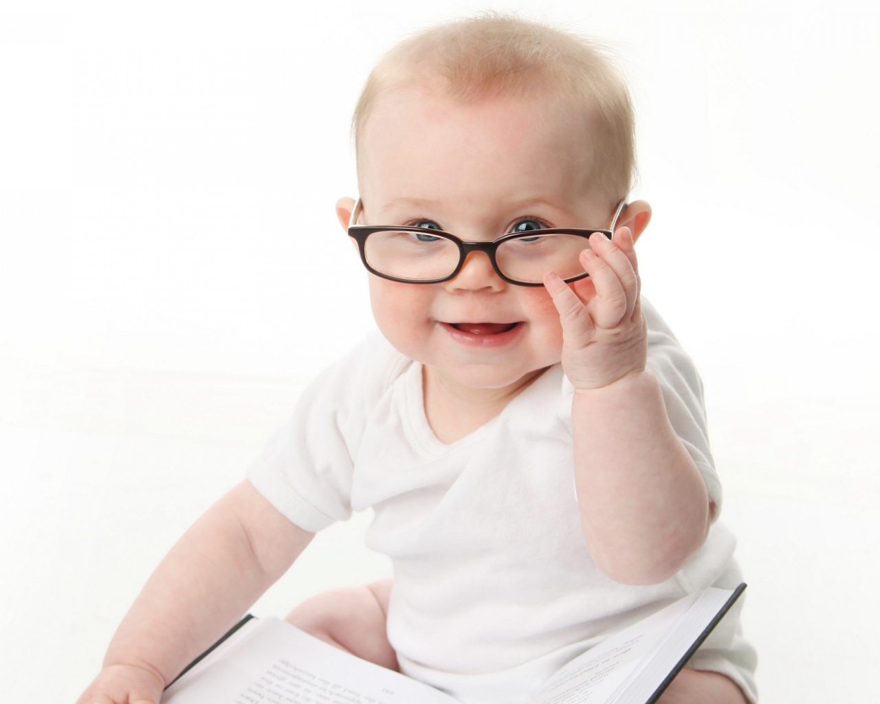 Забавный малыш в очках на белом фоне