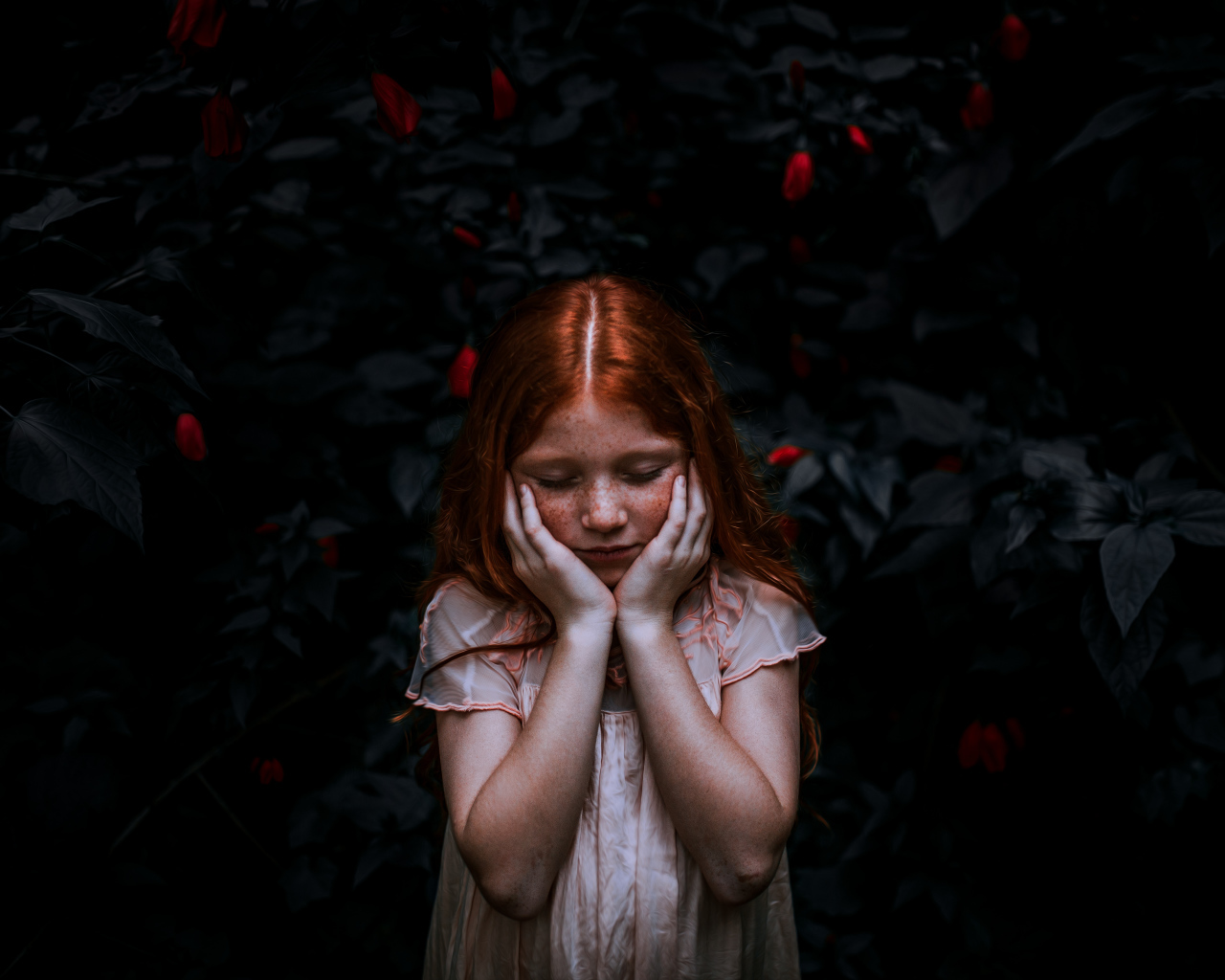 Маленькая рыжеволосая девочка с закрытыми глазами 