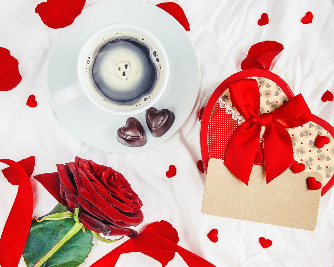 Чашка кофе на столе с коробкой в форме сердца и красной розой для любимой
