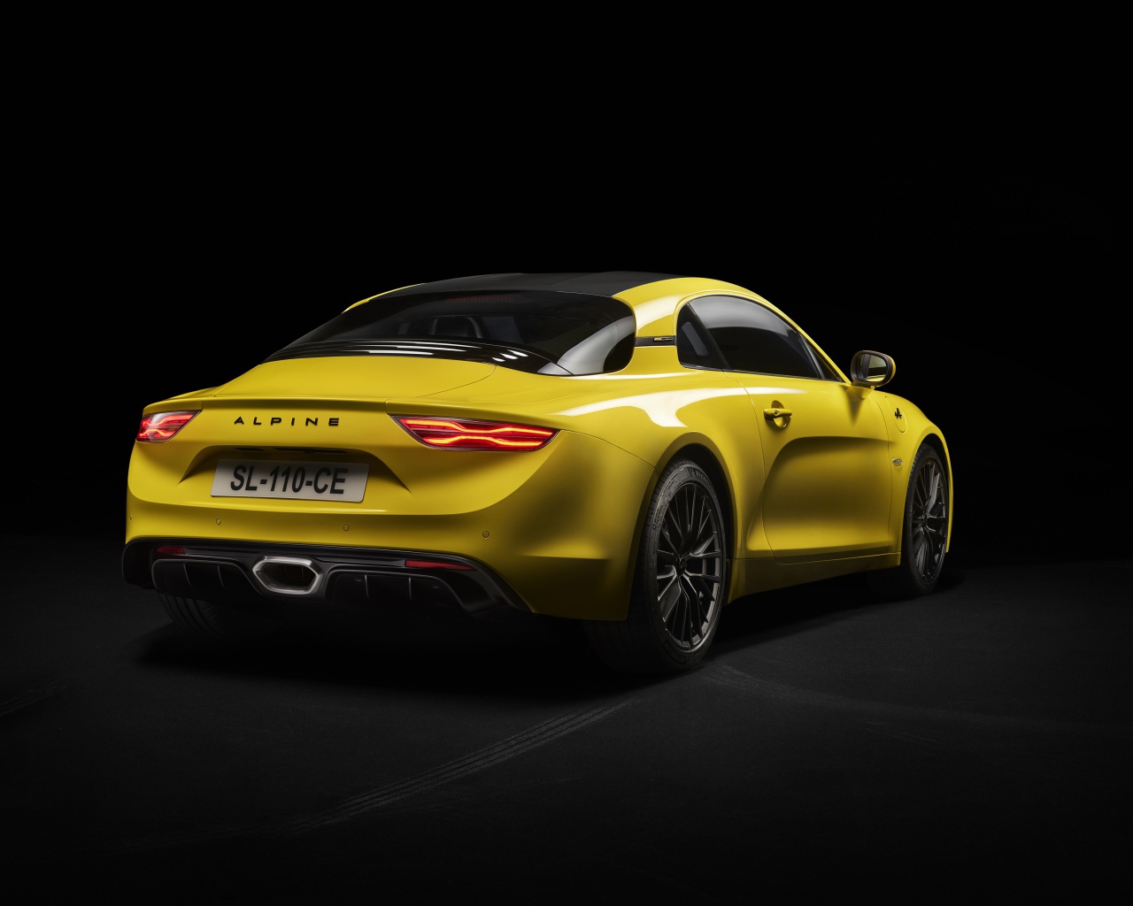 Желтый автомобиль Alpine A110 Color Edition 2020 года вид сзади