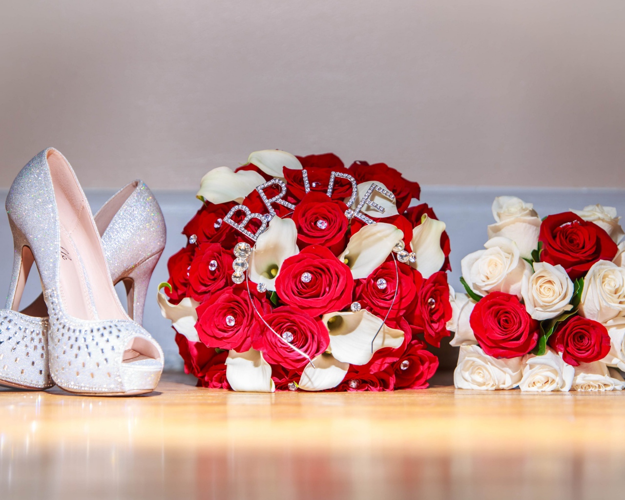 Два свадебных букета с белыми туфлями невесты 