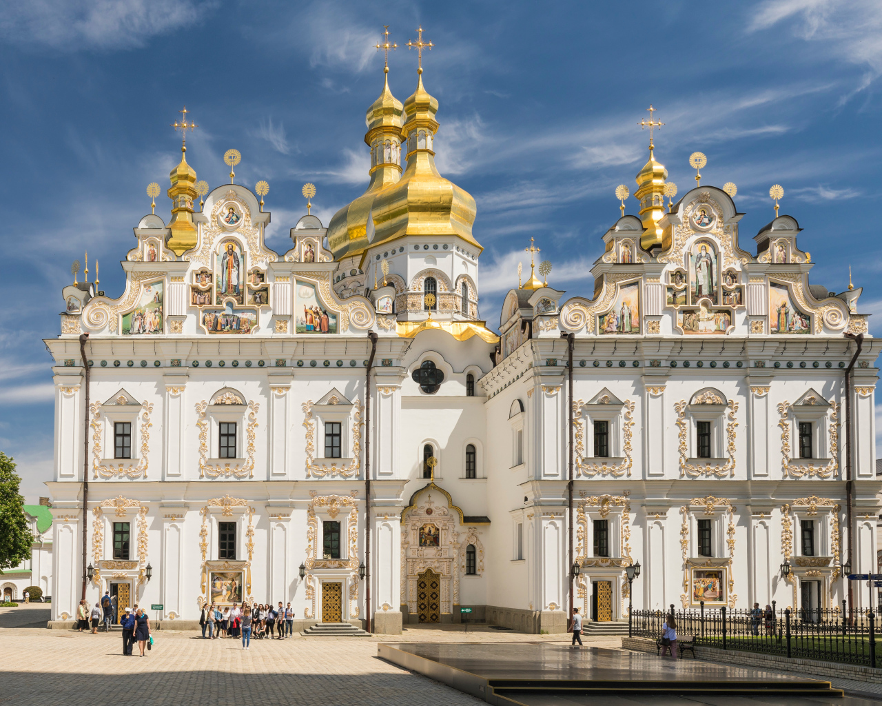 Красивый Успенский Собор под голубым небом, Киев. Украина