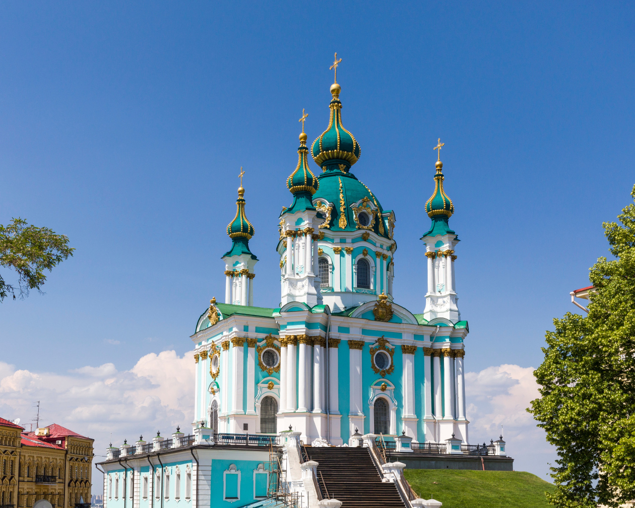 Вид на красивую Андреевскую церковь под голубым небом, Киев. Украина