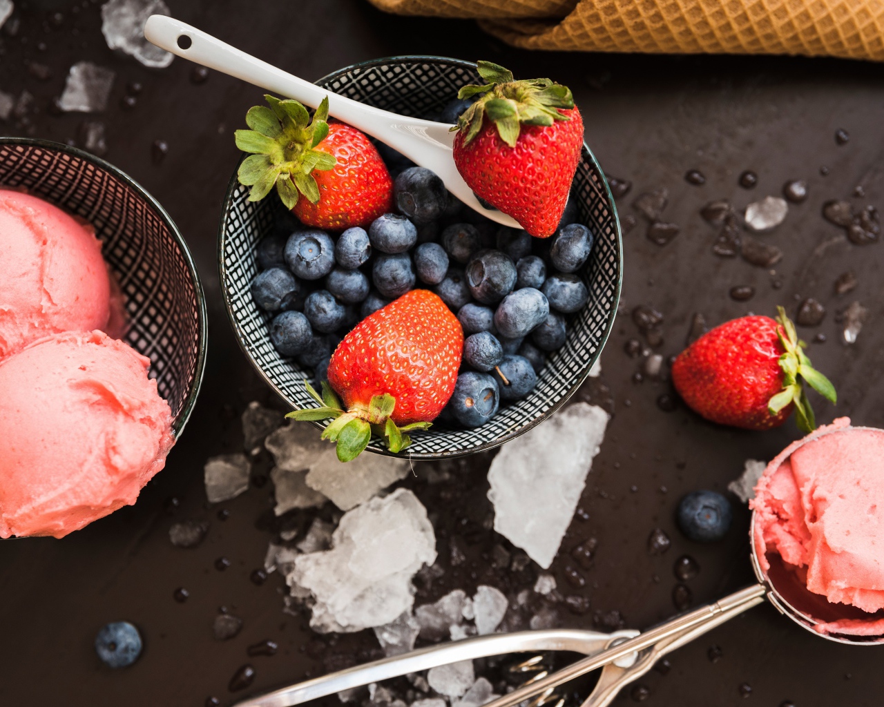 Шарики клубничного мороженого с ягодами черники и клубники