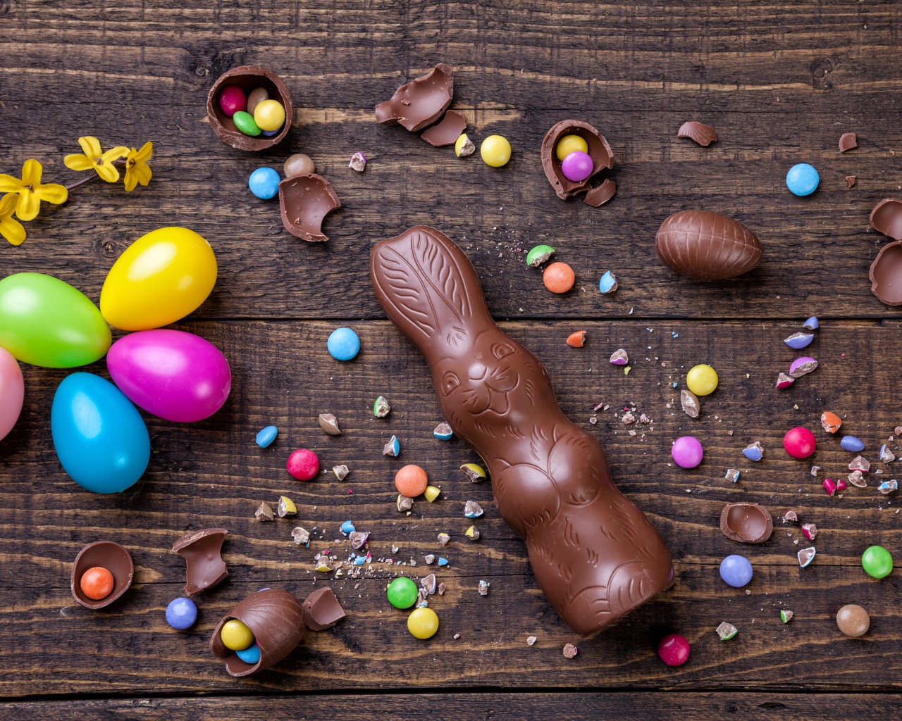 Шоколадный заяц и разноцветные яйца на Пасху