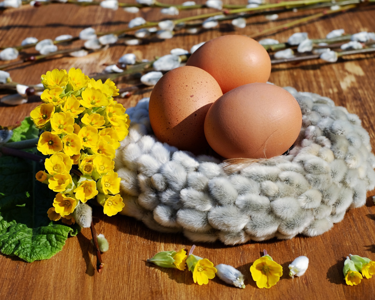 Три яйца с желтыми цветами и вербой