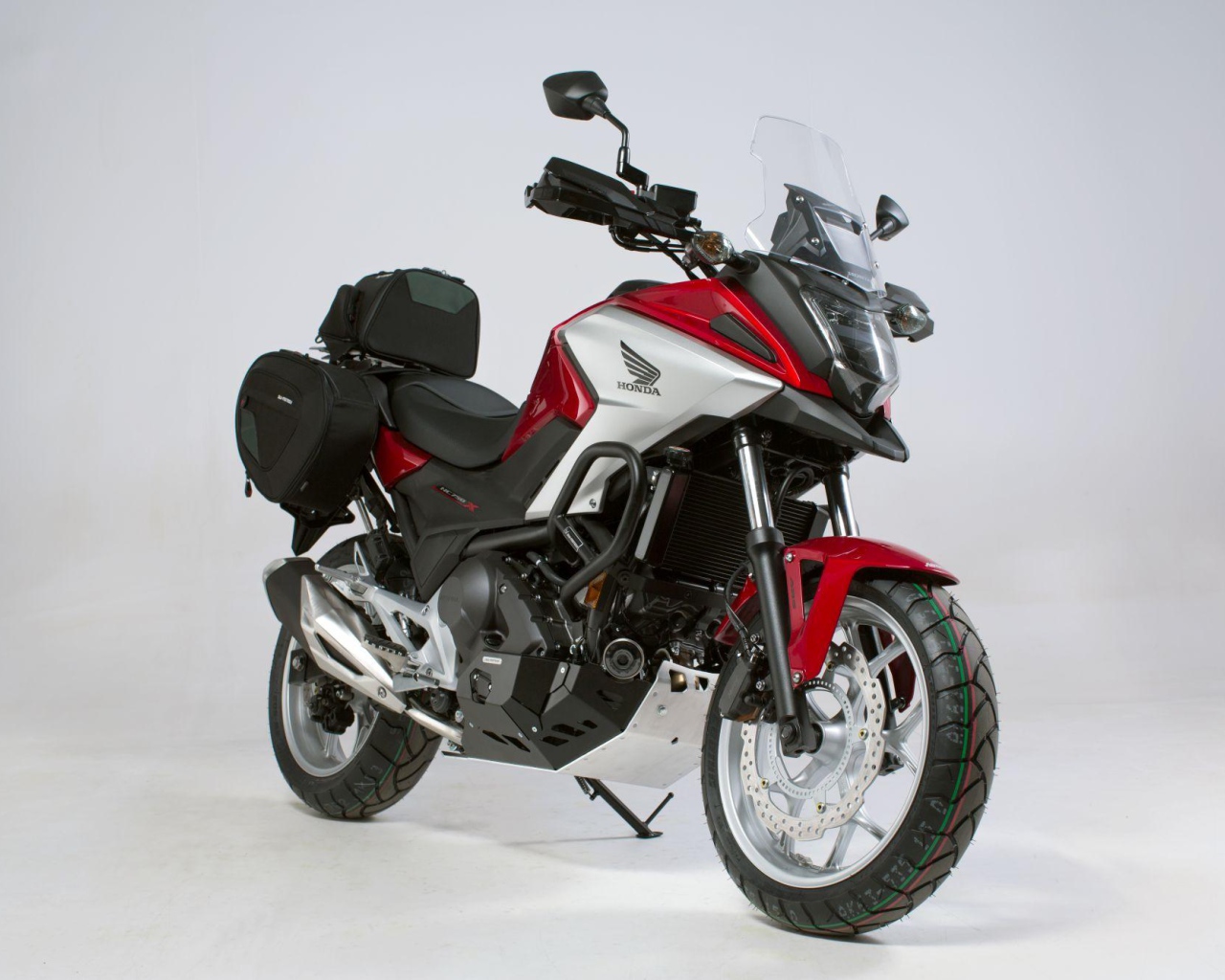 Мотоцикл Honda NC750X, 2021 года на сером фоне