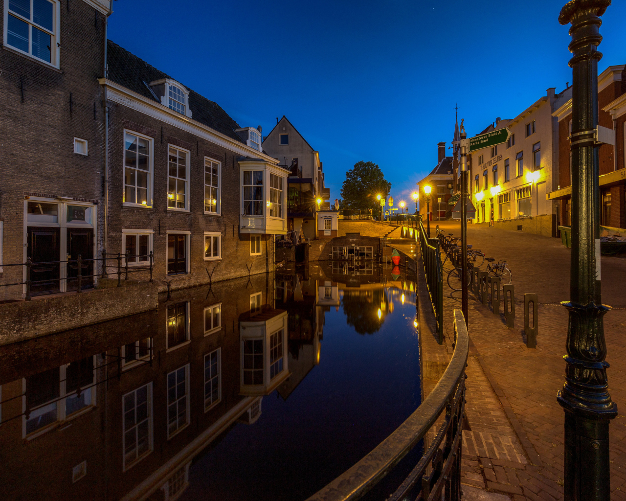 Дома у канала ночью, Нидерланды 