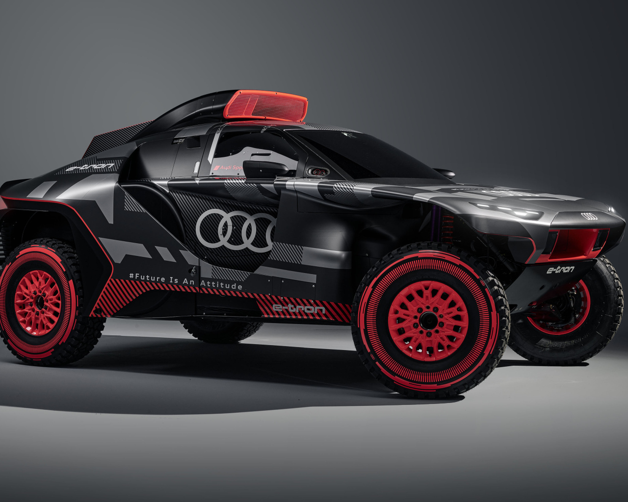 Внедорожник Audi RS Q E-Tron 2023 года на сером фоне