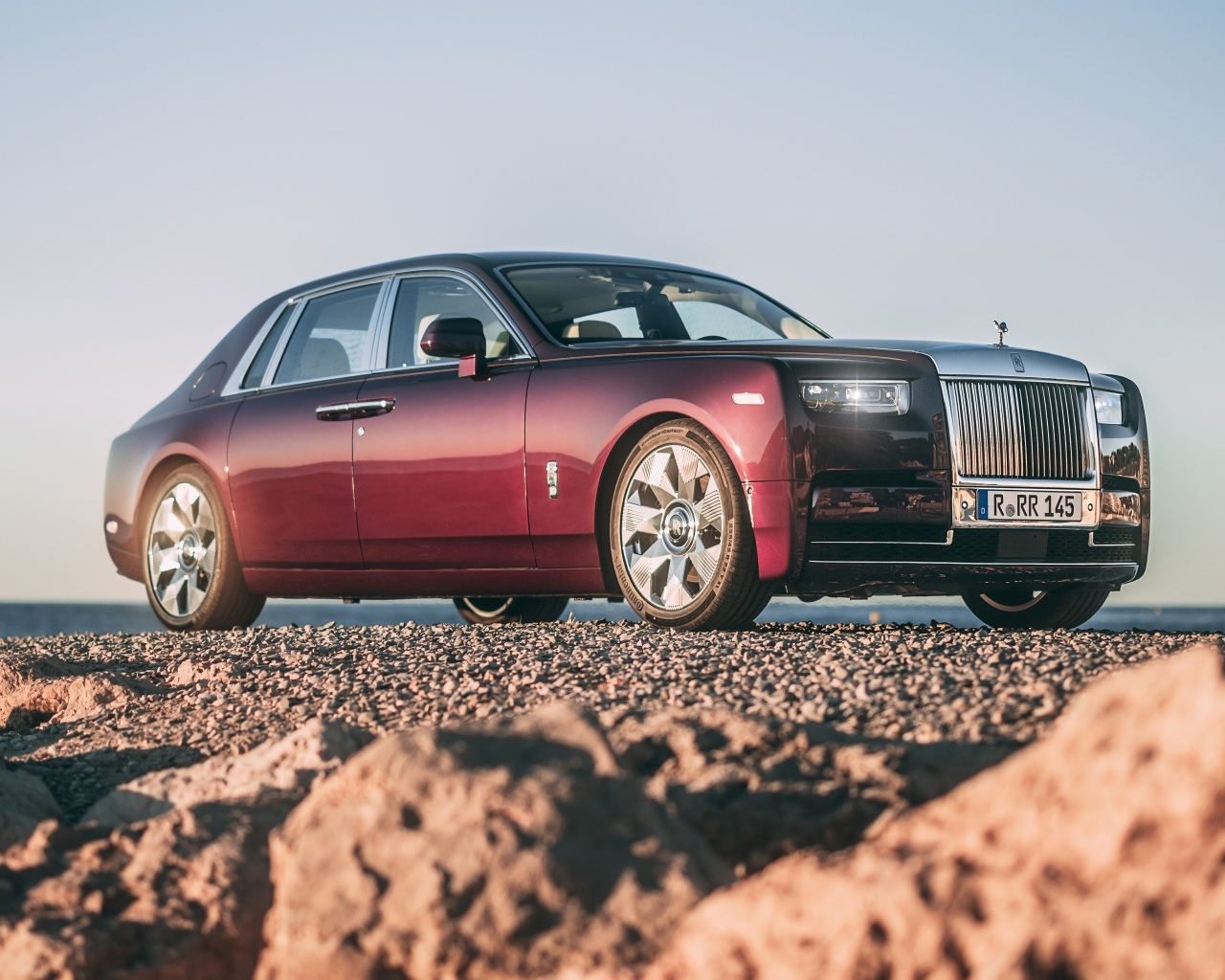 Автомобиль Rolls-Royce Phantom на песке