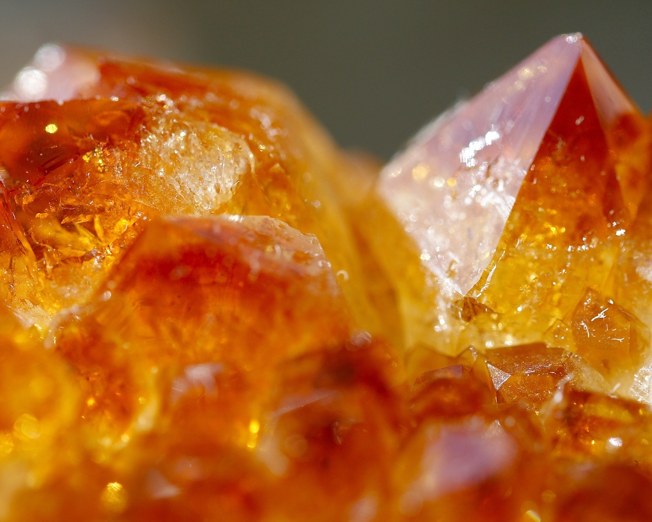Яркие оранжевые кристаллы крупным планом