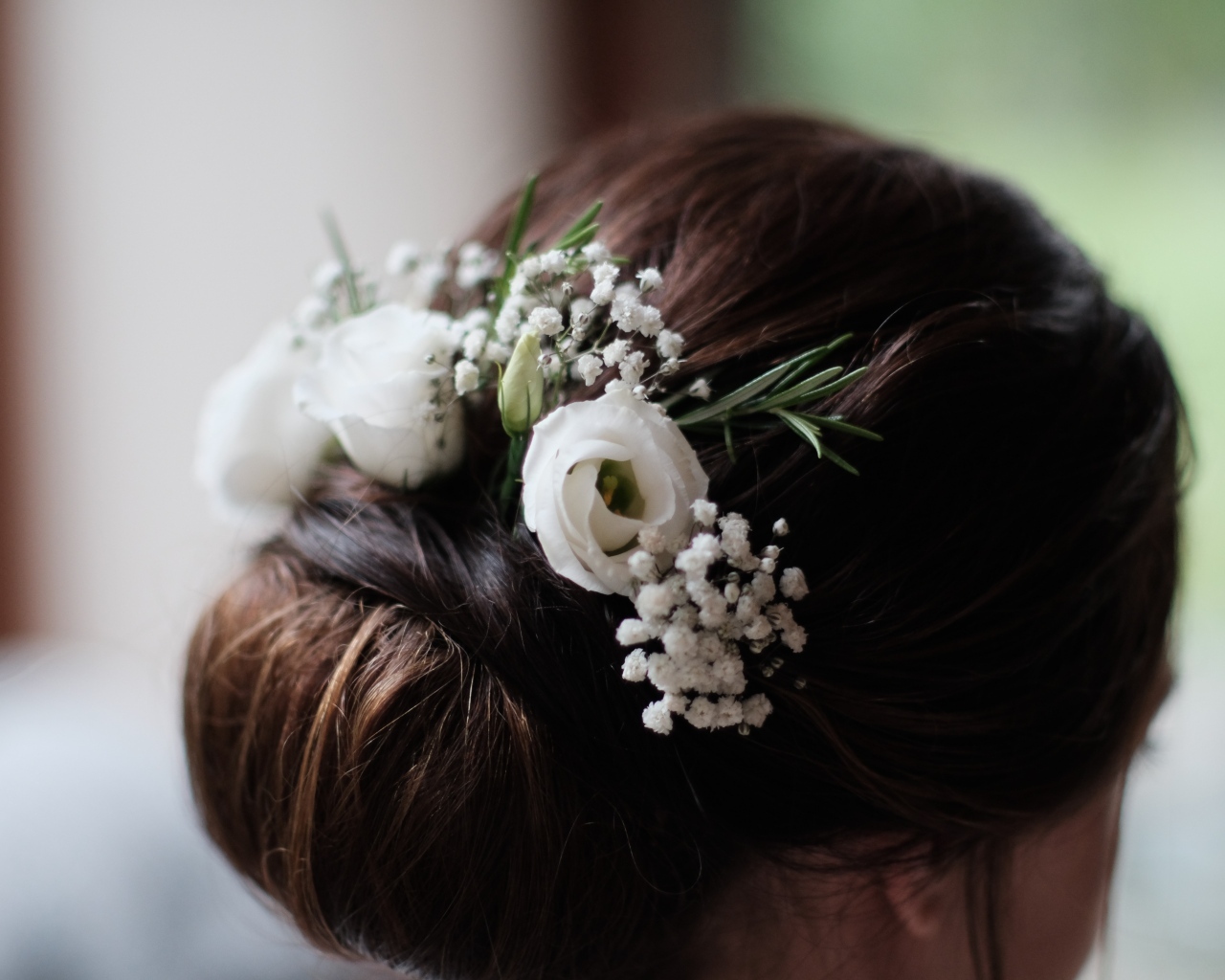 Белые цветы эустомы в свадебной прическе
