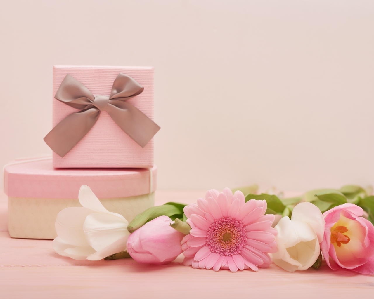 Букет и подарки на розовом фоне на Международный женский день