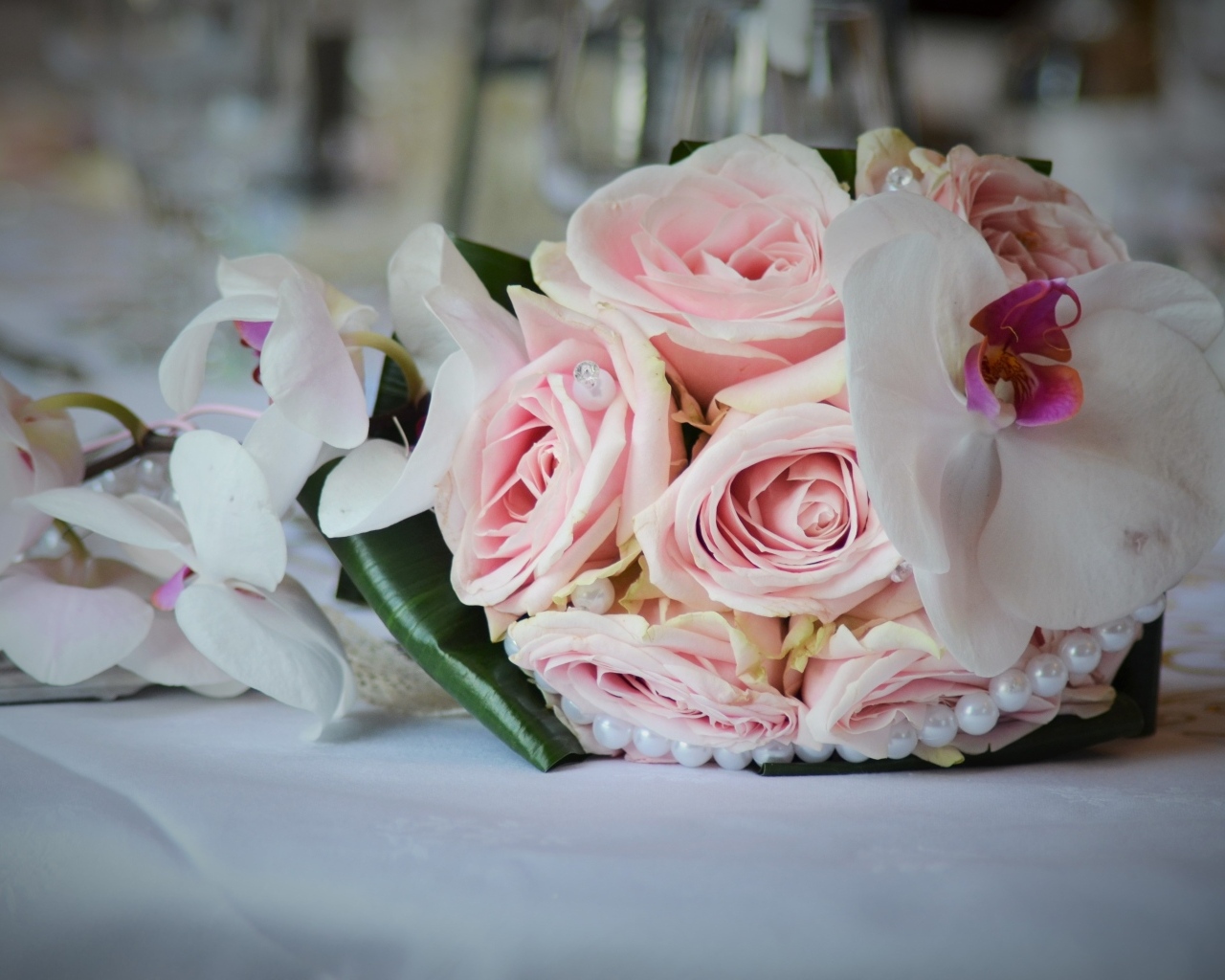 Свадебный букет с цветами розовой розы и цветами орхидеи