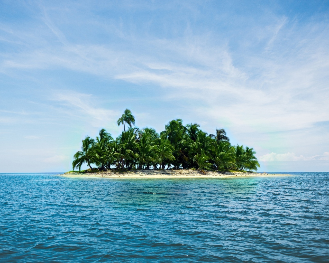 Маленький тропический остров в океане 