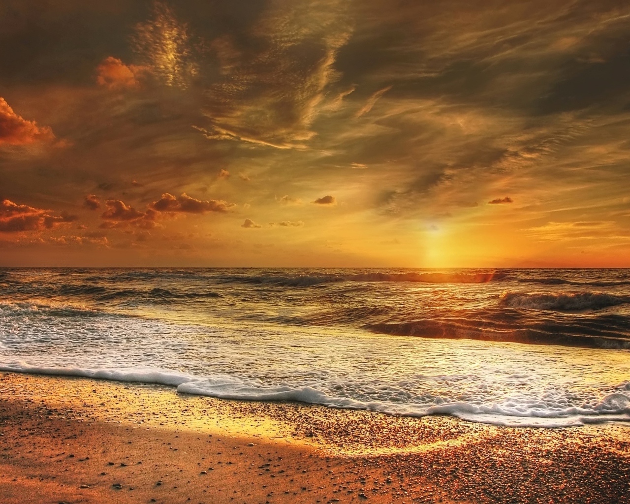 Закат солнца в небе у морского побережья