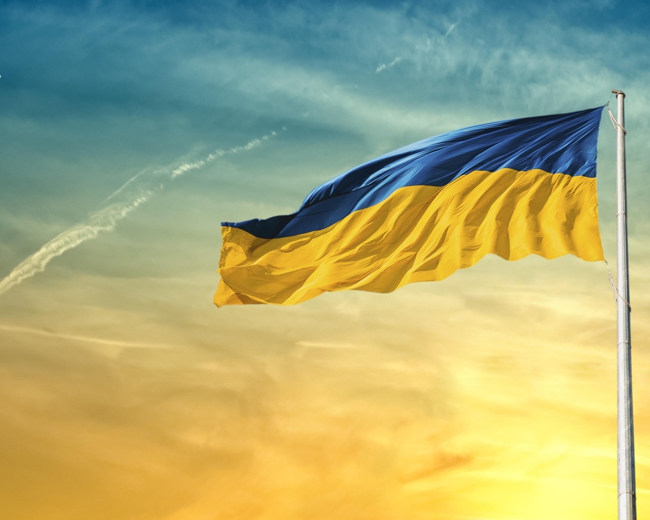 Флаг Украины на фоне неба