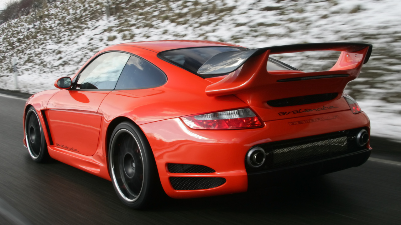 Красный Porsche на зимней дороге