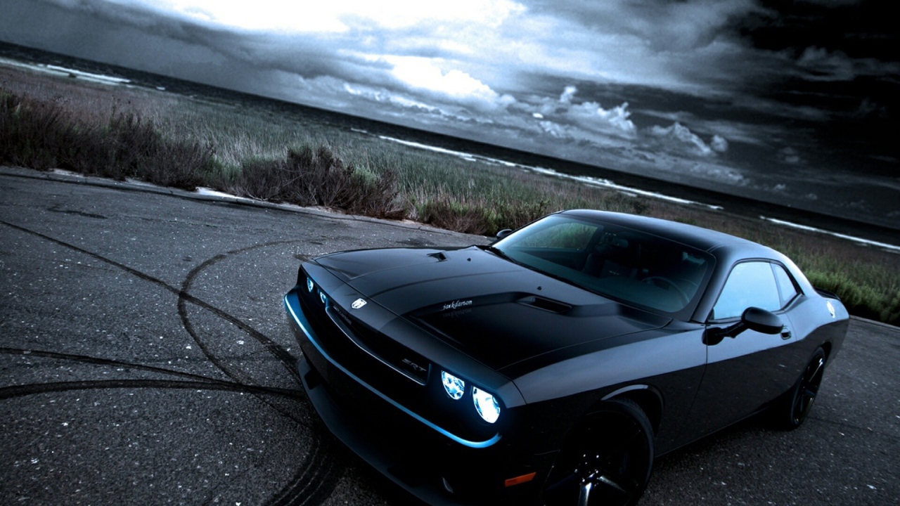  Черный Dodge Challenger