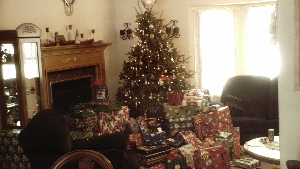 Много подарков под новогодней елкои