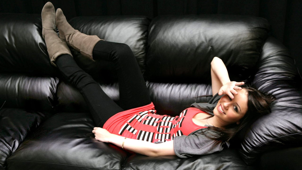 Майли Сайрус на диване, красивая фотосессия