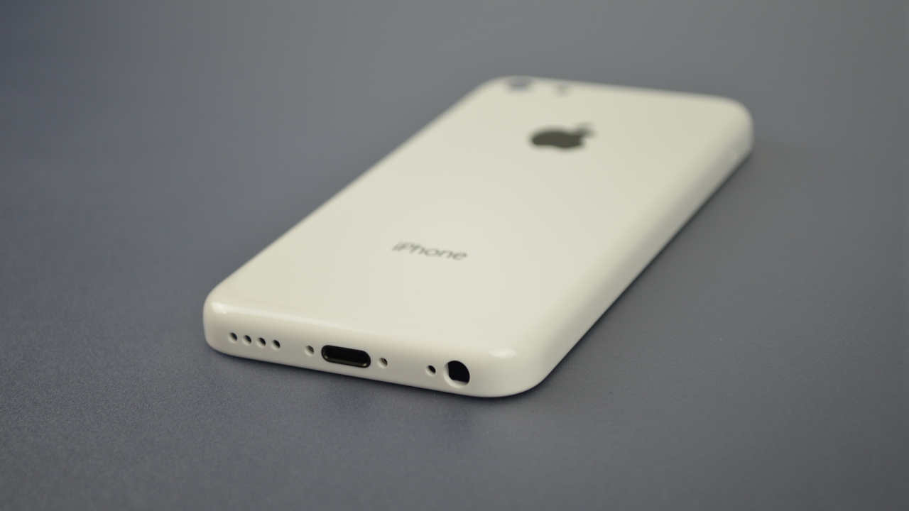 Белый Iphone 5C на сером столе