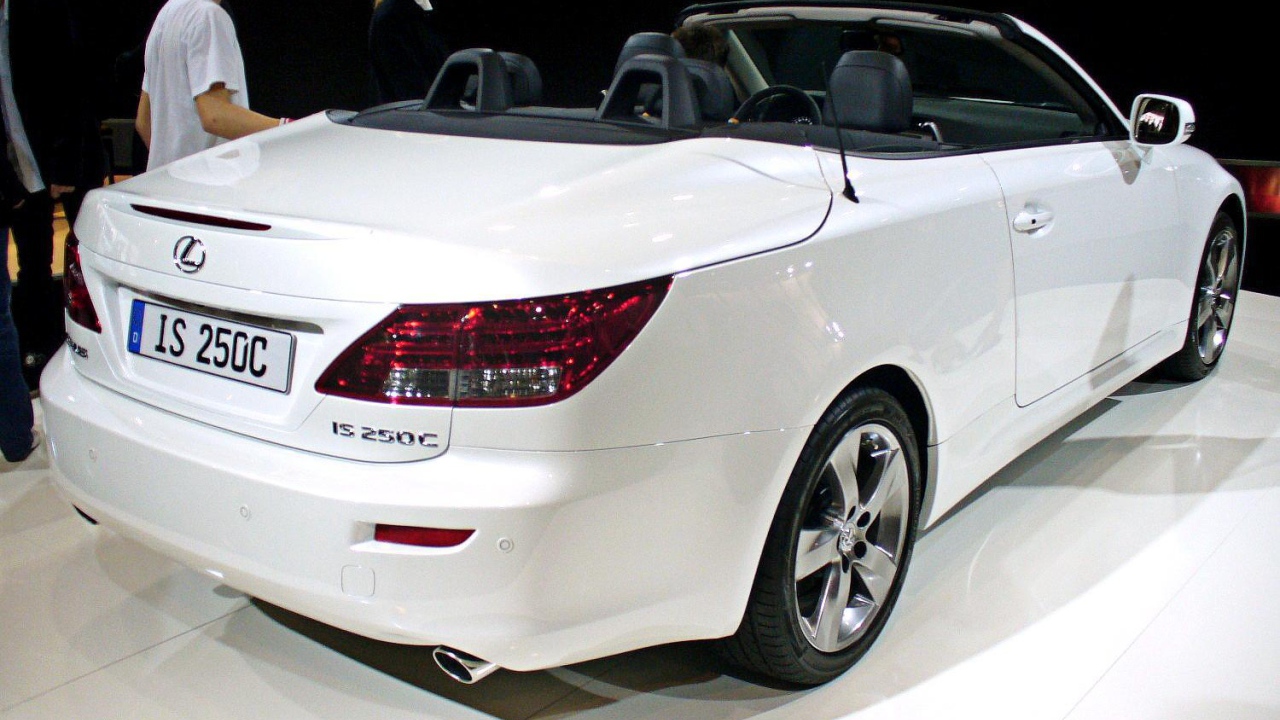 Белый кабриолет Lexus IS 250