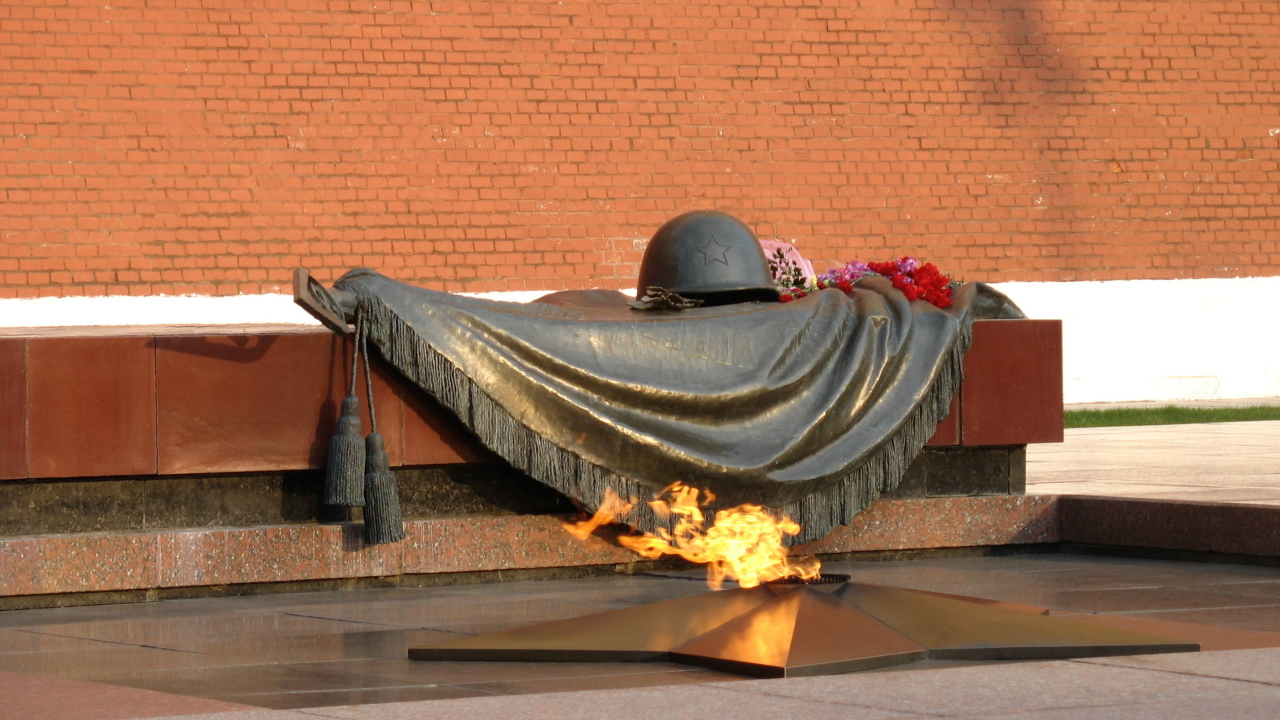 Памятник в День Победы 9 мая