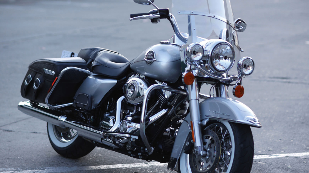 Невероятно быстрый мотоцикл Harley-Davidson Road King Anniversary Edition