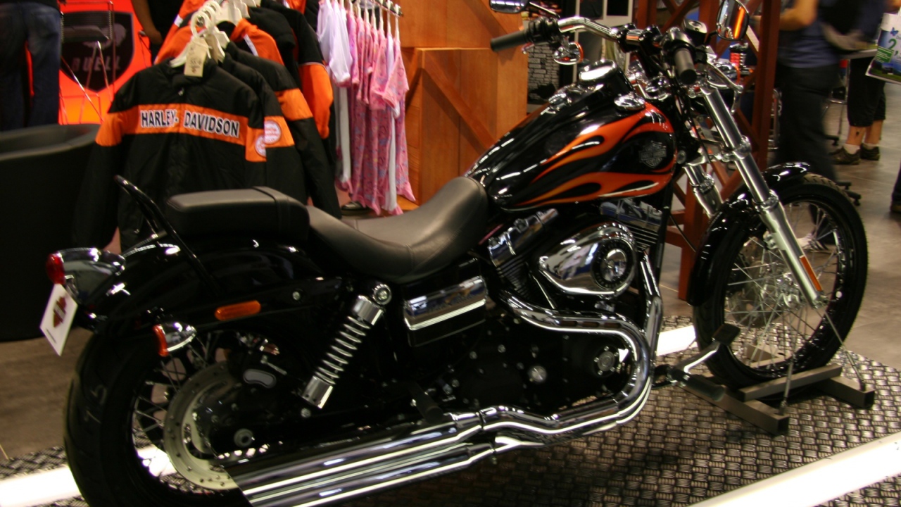 Мотоцикл модели Harley-Davidson Dyna Wide Glide