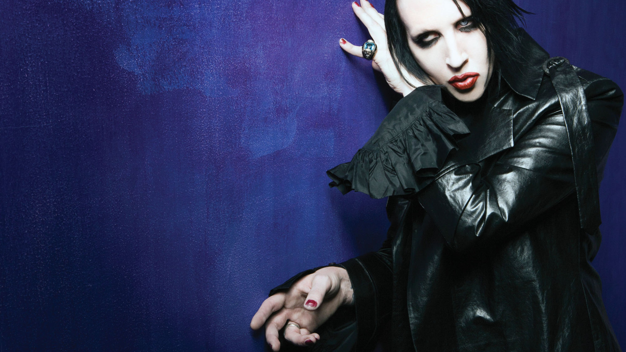 Marilyn Manson у синей стены