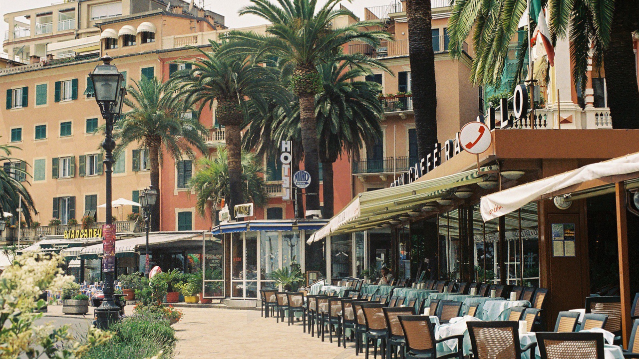 Уличное кафе на курорте Рапалло, Италия