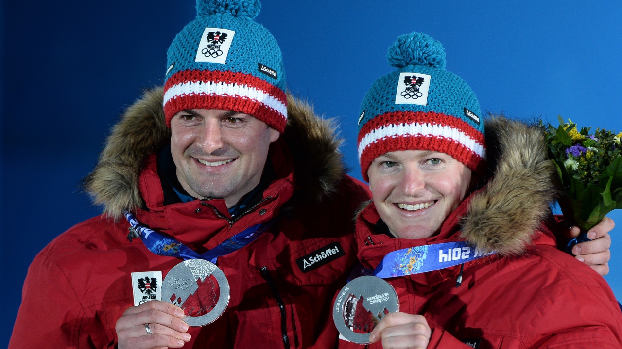 Обладатели серебряных медалей в дисциплине санный спорт Андреас Лингер и Вольфганг Лингер из Австрии